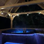 Gawra Z Jacuzzi בקתה זקופאנה